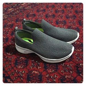 Skechers GOGA MAX SIZE 8